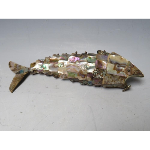 241 - A MOTHER OF PEARL ARTICULATED FISH, L 20 cm