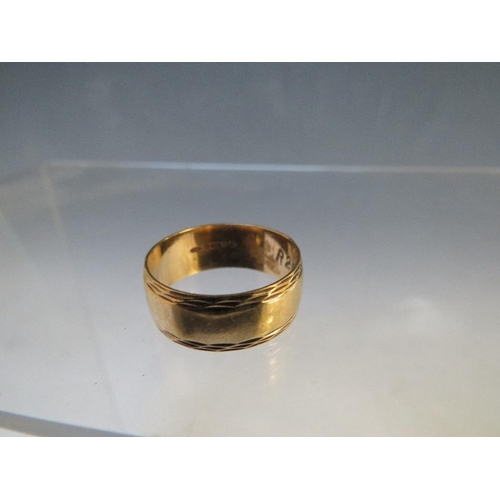 246 - A HALLMARKED 9CT GOLD WEDDING BAND, approximate weight 4.07 g, ring size Q ½