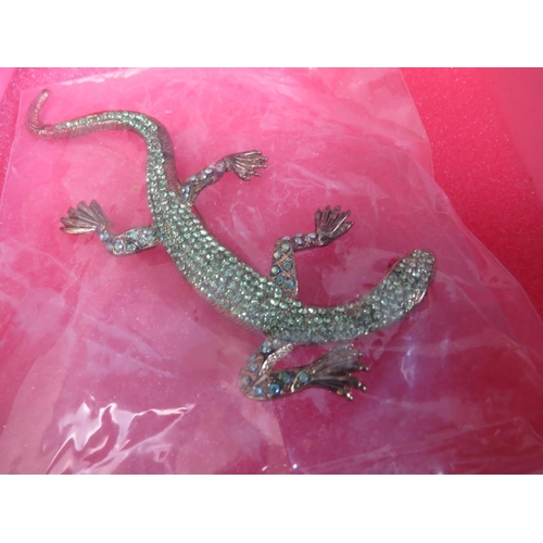 253 - A COLLECTION OF SEVEN BUTLER AND WILSON JEWELLERY ITEMS, to include a large statement lizard / gecko... 