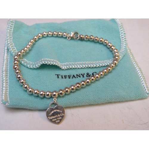 268 - A TIFFANY & Co. 925 SILVER BEAD BRACELET WITH HEART SHAPED TAG, approximately 5.6 g