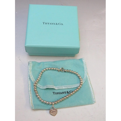 268 - A TIFFANY & Co. 925 SILVER BEAD BRACELET WITH HEART SHAPED TAG, approximately 5.6 g