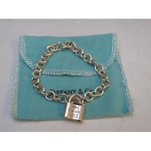 269 - A TIFFANY & Co. 925 SILVER LINK BRACELET WITH PADLOCK FASTENER, approximate weight 23.85 g