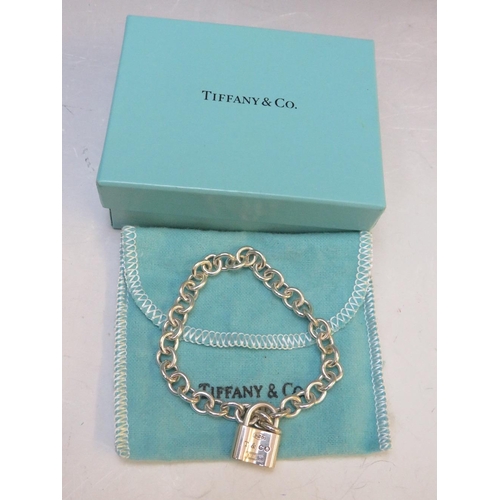 269 - A TIFFANY & Co. 925 SILVER LINK BRACELET WITH PADLOCK FASTENER, approximate weight 23.85 g