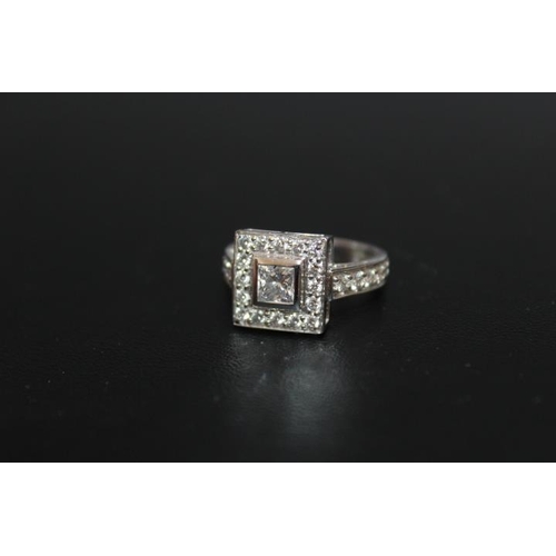 294 - AN 18 CARAT GOLD 1 CARAT THREE STONE DIAMOND RING, the central brilliant cut diamond being of an est... 