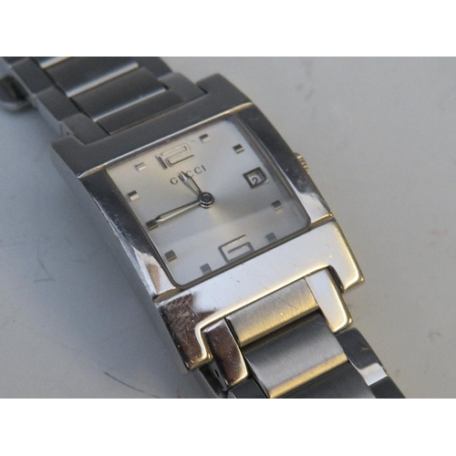 349 - A GUCCI 7700L LADIES WRISTWATCH ON STAINLESS STEEL STRAP