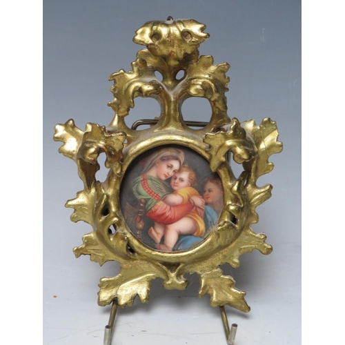66 - AFTER RAPHAEL - A 19TH CENTURY CONTINENTAL CIRCULAR PORCELAIN PLAQUE OF THE MADONNA & CHILD, unsigne... 