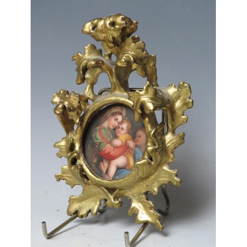 66 - AFTER RAPHAEL - A 19TH CENTURY CONTINENTAL CIRCULAR PORCELAIN PLAQUE OF THE MADONNA & CHILD, unsigne... 