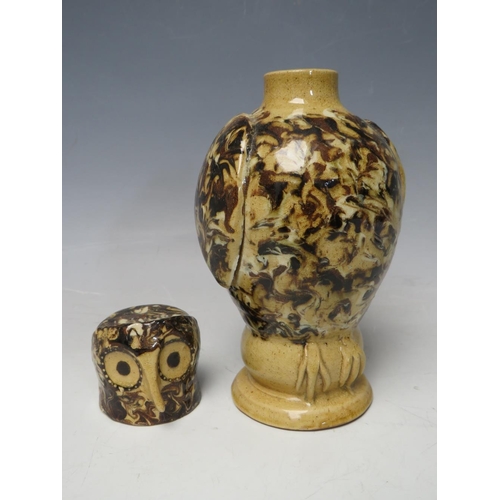 730 - A STUDIO POTTERY SLIPWARE OWL JUG AND COVER BY CAROLE GLOVER, signature to base, overall H 18 cm