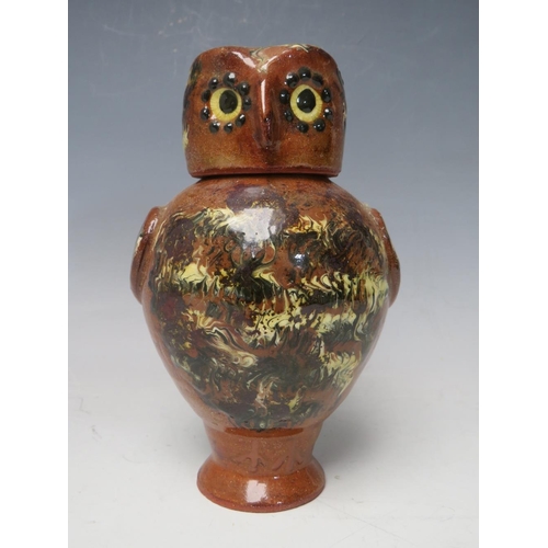 731 - A STUDIO POTTERY SLIPWARE OWL JUG AND COVER BY CAROLE GLOVER, signature to base, overall H 17.5 cm