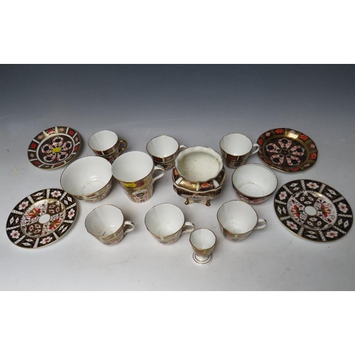 770 - FIFTEEN ROYAL CROWN DERBY ITEMS, to include five matching cups plus another - H 6.5 cm, one coffee c... 