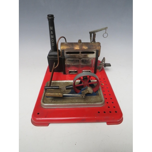 884 - A 20TH CENTURY MAMOD STEAM ENGINE, on metal base, W 25 cm, D 20 cm