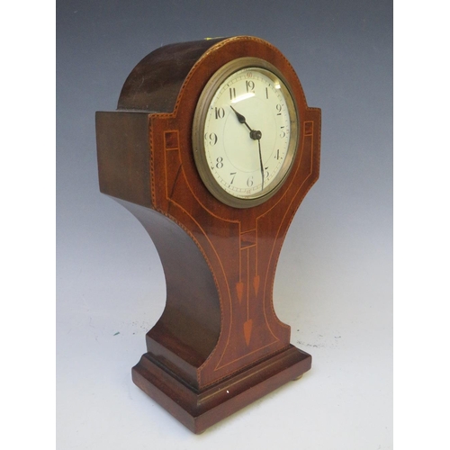 903 - AN EDWARDIAN MAHOGANY AND INLAID MANTLE CLOCK, with French movement, standing on four small gilt bun... 