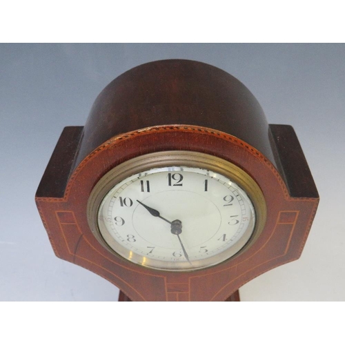 903 - AN EDWARDIAN MAHOGANY AND INLAID MANTLE CLOCK, with French movement, standing on four small gilt bun... 