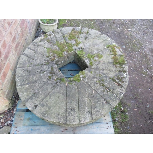 957 - A LARGE ANTIQUE SANDSTONE MILL STONE , Dia. 124 cm (Note: Heavy)