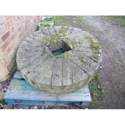 957 - A LARGE ANTIQUE SANDSTONE MILL STONE , Dia. 124 cm (Note: Heavy)