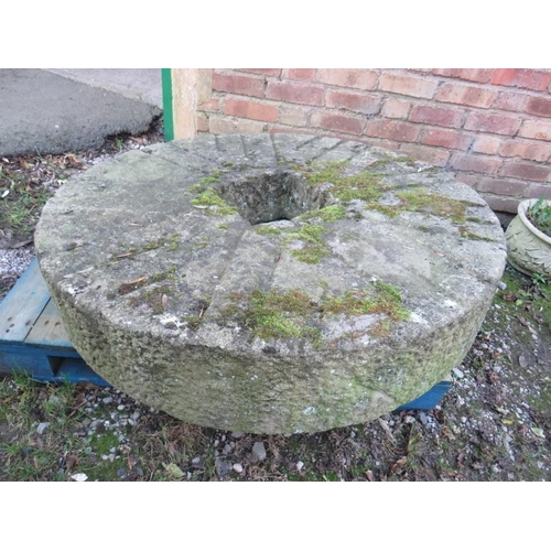 957 - A LARGE ANTIQUE SANDSTONE MILL STONE , Dia. 124 cm (Note: Heavy)