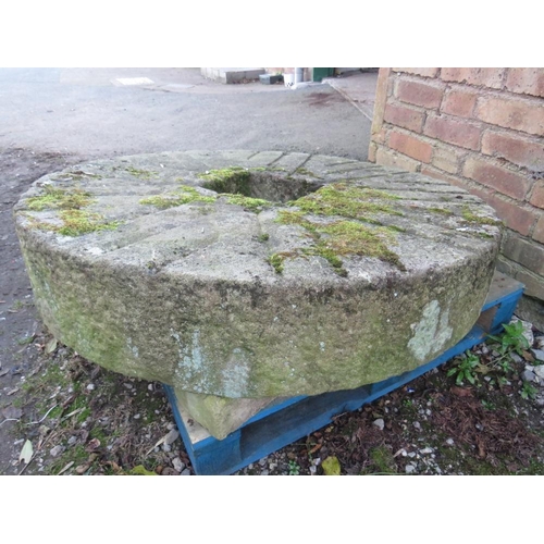 957 - A LARGE ANTIQUE SANDSTONE MILL STONE , Dia. 124 cm (Note: Heavy)