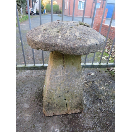 959 - A LARGE ANTIQUE SANDSTONE STADDLE STONE, H 82 cm