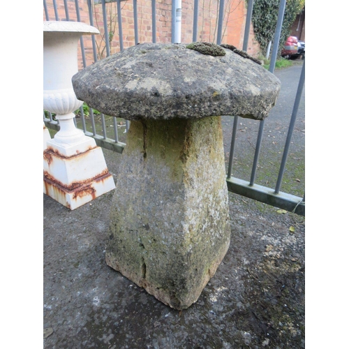 959 - A LARGE ANTIQUE SANDSTONE STADDLE STONE, H 82 cm