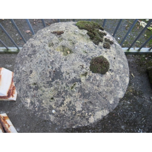 959 - A LARGE ANTIQUE SANDSTONE STADDLE STONE, H 82 cm