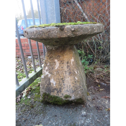 960 - AN ANTIQUE SANDSTONE STADDLE STONE, H 59 cm