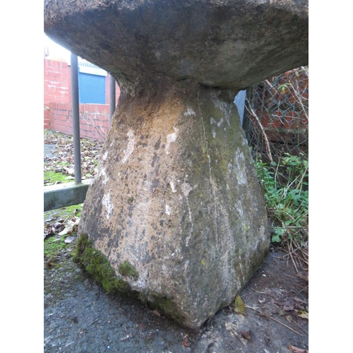 960 - AN ANTIQUE SANDSTONE STADDLE STONE, H 59 cm