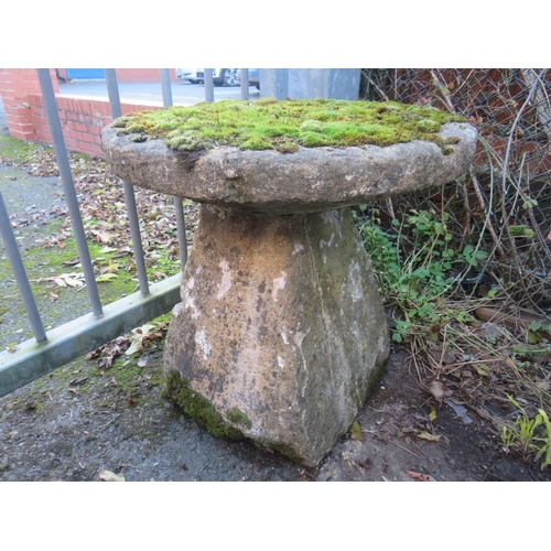 960 - AN ANTIQUE SANDSTONE STADDLE STONE, H 59 cm