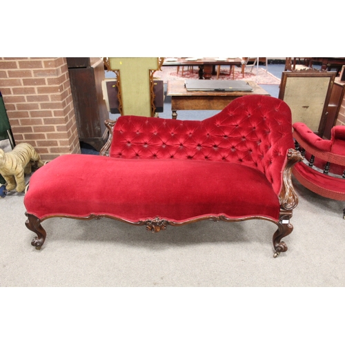 949 - A VICTORIAN MAHOGANY AND UPHOLSTERED CHAISE LONGUE, with buttoned velvet upholstery, L 177 cm