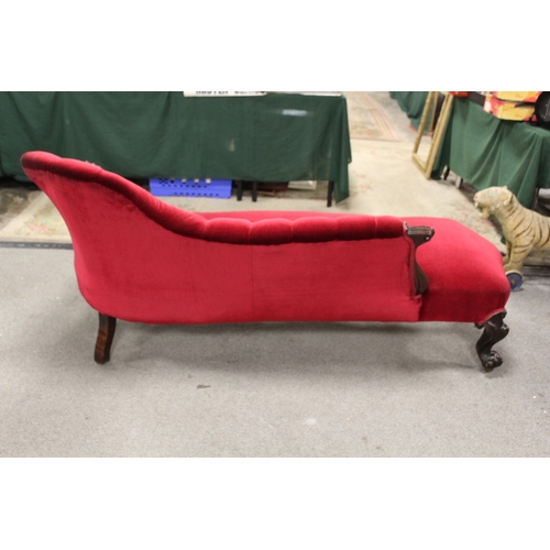 949 - A VICTORIAN MAHOGANY AND UPHOLSTERED CHAISE LONGUE, with buttoned velvet upholstery, L 177 cm