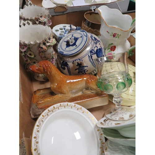 105 - A TRAY OF ASSORTED CERAMICS TO INCLUDE A LAMBETH STYLE MUG