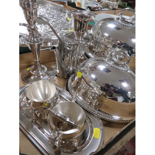 107 - TWO TRAYS OF ASSORTED SILVER PLATED WARE TO INCLUDE DOME TOPPED ENTRÉE DISHES