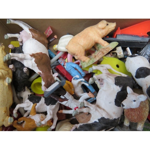 116 - A TRAY OF VINTAGE LEAD FARM ANIMALS ETC TOGETHER WITH A VINTAGE FARMYARD LAYOUT