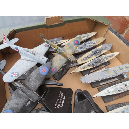 118 - A TRAY OF ASSORTED MODEL WAR SHIPS AND AIRCRAFT ETC