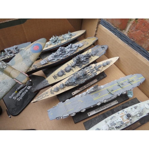 118 - A TRAY OF ASSORTED MODEL WAR SHIPS AND AIRCRAFT ETC