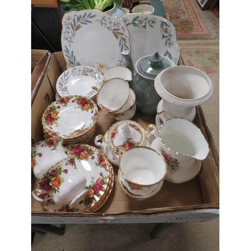 140 - A TRAY OF ASSORTED CERAMICS TO INCLUDE ROYAL ALBERT OLD COUNTRY ROSES ETC