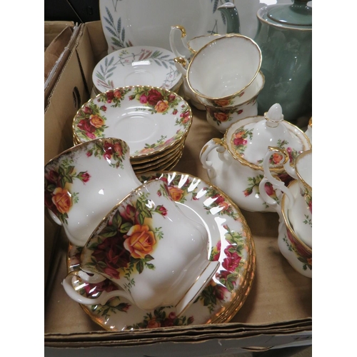 140 - A TRAY OF ASSORTED CERAMICS TO INCLUDE ROYAL ALBERT OLD COUNTRY ROSES ETC