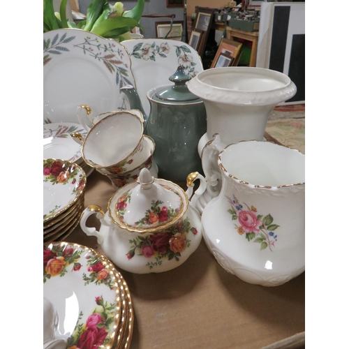 140 - A TRAY OF ASSORTED CERAMICS TO INCLUDE ROYAL ALBERT OLD COUNTRY ROSES ETC