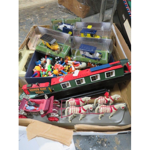 154 - A SELECTION OF TOYS AND CHRISTMAS DECORATIONS