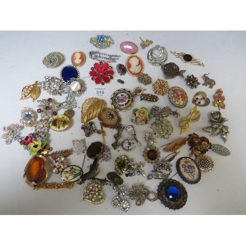 315 - A LARGE COLLECTION OF VINTAGE COSTUME BROOCHES, VARIOUS STYLES AND PERIODS (QTY)