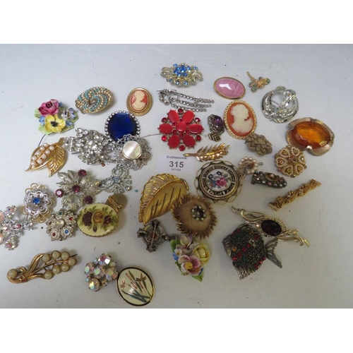 315 - A LARGE COLLECTION OF VINTAGE COSTUME BROOCHES, VARIOUS STYLES AND PERIODS (QTY)