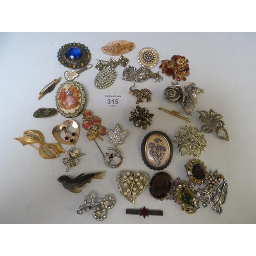 315 - A LARGE COLLECTION OF VINTAGE COSTUME BROOCHES, VARIOUS STYLES AND PERIODS (QTY)