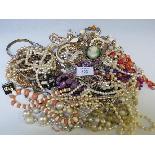 323 - A QUANTITY OF ASSORTED COSTUME JEWELLERY, NECKLACES, BEADS ETC