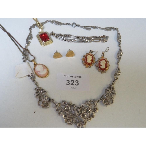 323 - A QUANTITY OF ASSORTED COSTUME JEWELLERY, NECKLACES, BEADS ETC