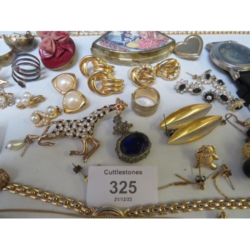 325 - A QUANTITY OF COSTUME JEWELLERY TO INCLUDE EARRINGS, CHAINS ETC