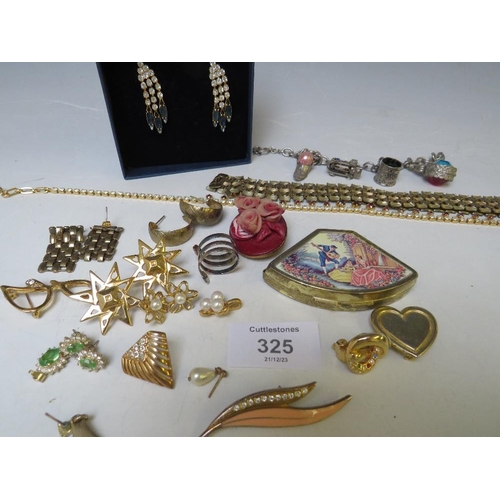 325 - A QUANTITY OF COSTUME JEWELLERY TO INCLUDE EARRINGS, CHAINS ETC