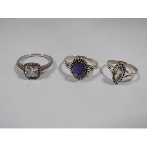 422 - A COLLECTION OF VINTAGE 925 SILVER RINGS TO INCLUDE CITRINE, AMETHYST, GARNET AND A PAIR OF TIGERS E... 