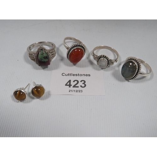 423 - A COLLECTION OF VINTAGE 925 SILVER RINGS TO INCLUDE AMBER STYLE, OPALS ETC