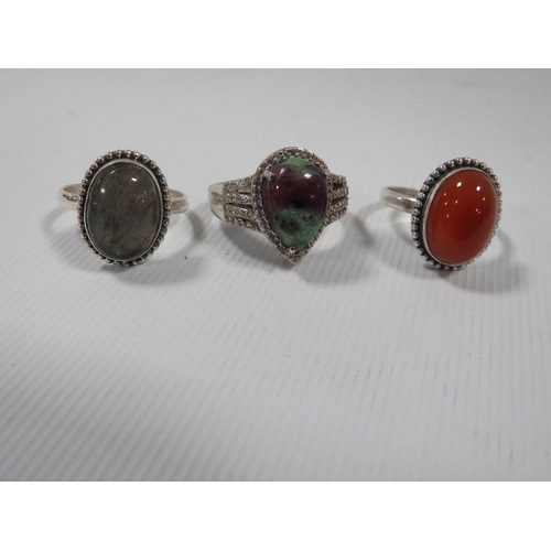 423 - A COLLECTION OF VINTAGE 925 SILVER RINGS TO INCLUDE AMBER STYLE, OPALS ETC