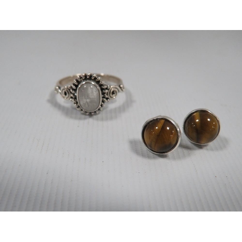 423 - A COLLECTION OF VINTAGE 925 SILVER RINGS TO INCLUDE AMBER STYLE, OPALS ETC