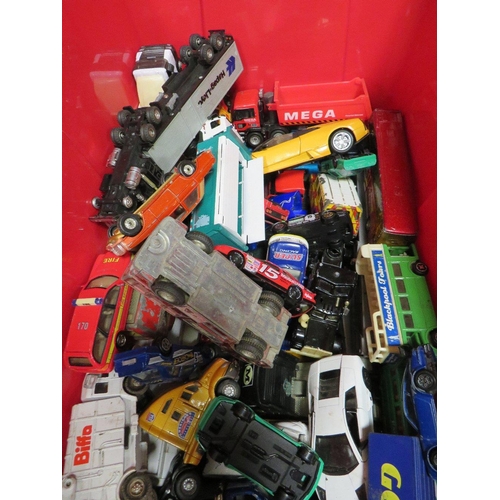 156 - A LARGE PLASTIC CONTAINER OF DIE CAST VEHICLES TOGETHER WITH A TRAY OF LARGER TOY VEHICLE